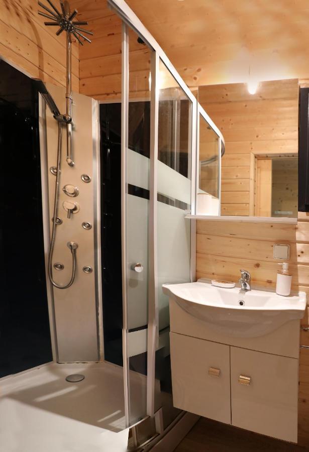 Au Coeur du Bien-Etre, chalet avec piscine chauffée et couverte, SPA, sauna, massages Monteaux Esterno foto