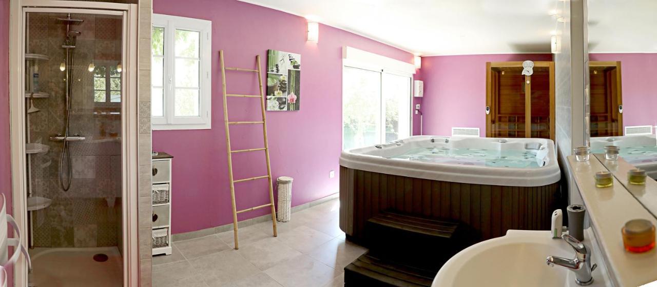 Au Coeur du Bien-Etre, chalet avec piscine chauffée et couverte, SPA, sauna, massages Monteaux Esterno foto