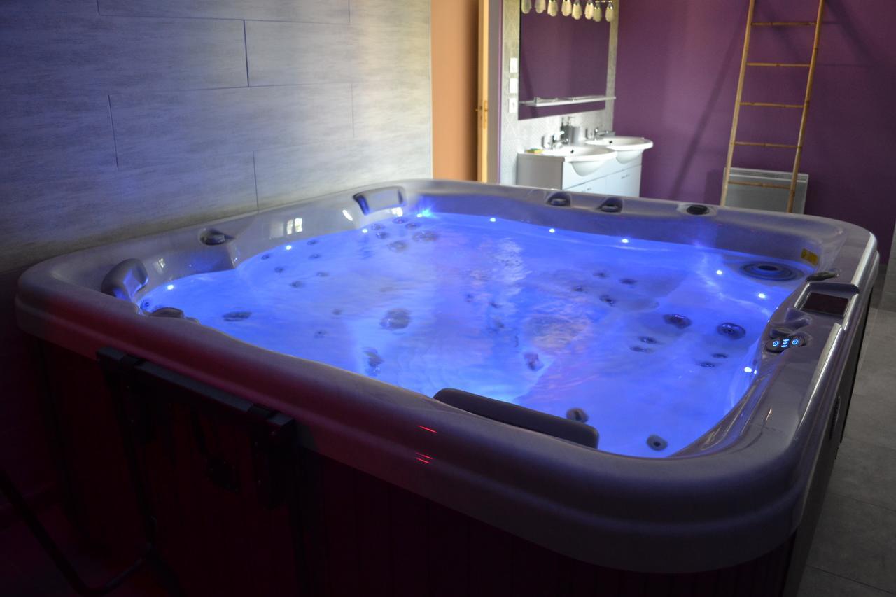 Au Coeur du Bien-Etre, chalet avec piscine chauffée et couverte, SPA, sauna, massages Monteaux Esterno foto