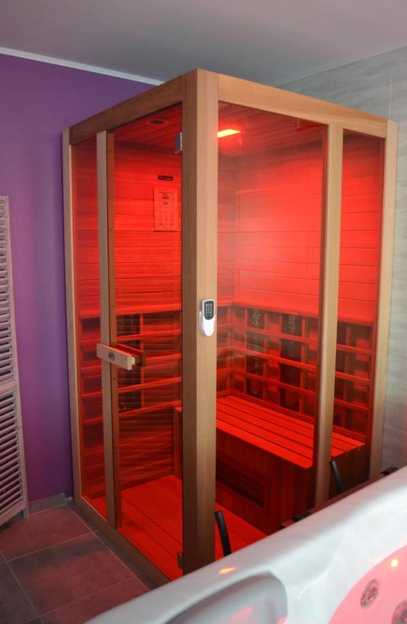 Au Coeur du Bien-Etre, chalet avec piscine chauffée et couverte, SPA, sauna, massages Monteaux Esterno foto